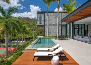 casa-de-campo-825m-implantada-em-topo-montanha-beta-arquitetura-fotos-denilson-machado-01